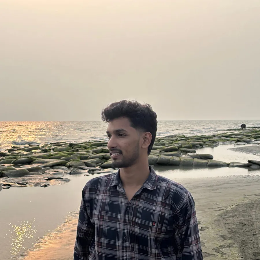 কুয়াকাটা সৈকতে সূর্যাস্তের সময় মোহাম্মদ ফয়সাল
